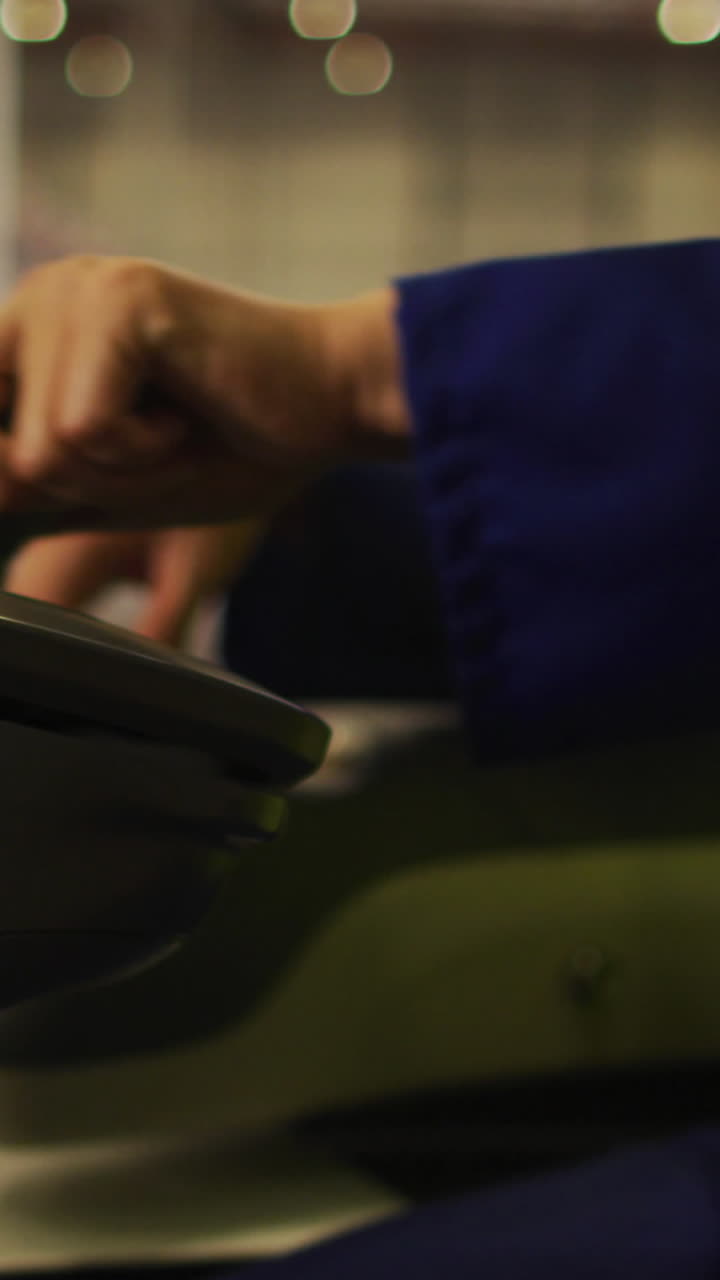 trabajador masculino asiático con traje de seguridad y sentado en un camión de torreta en un almacén