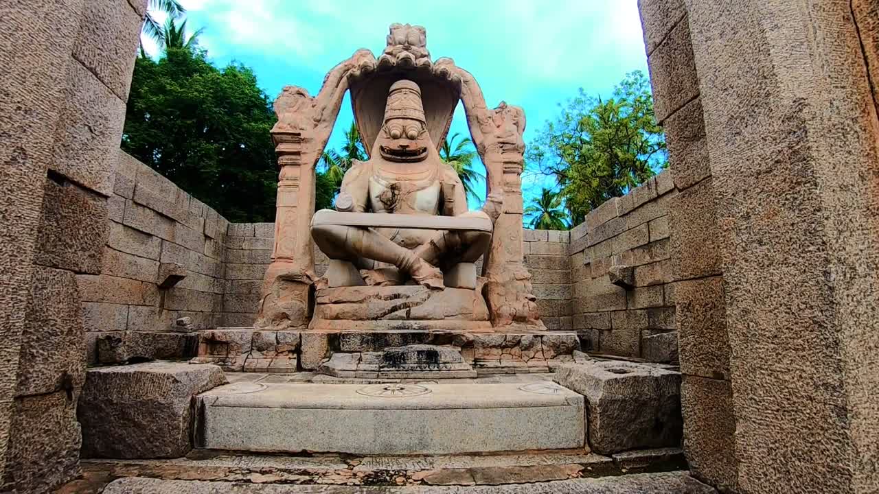 la estatua de dios arruina el arte de piedra antiguo desde un ángulo plano por la mañana