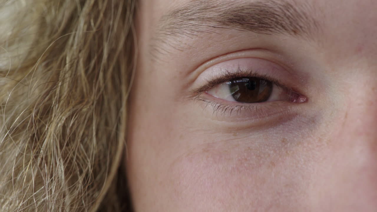 ojo de un hombre joven de aspecto cercano feliz hombre caucásico visión concepto de visión