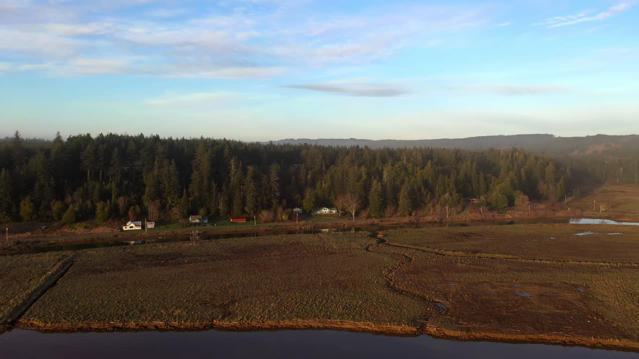 hermoso paisaje con casas en el bosque de coníferas en el carril de la orilla norte en bandon, oregon
