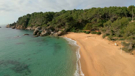 Explora-La-Cautivadora-Costa-De-Lloret-De-Mar-Desde-Arriba,-Mostrando-Sus-Aguas-Turquesas-Y-Destinos-De-Lujo-Como-Santa-Cristina-Y-Cala-Treumal.