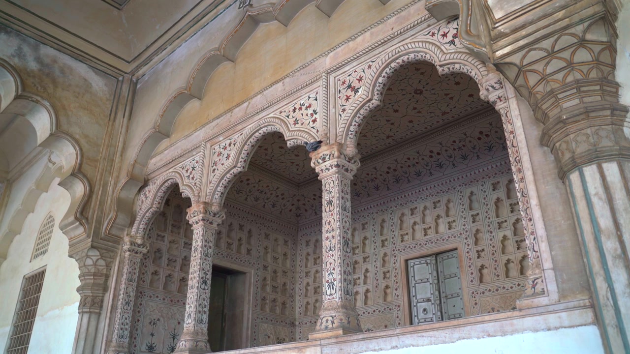Imagem estática em ângulo baixo de arcos decorativos em mármore branco rendilhado e incrustações florais no real Khas Mahal, dentro do Forte de Agra, Uttar Pradesh, Índia