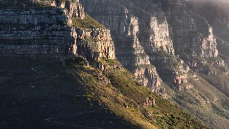 Ladera-De-Arenisca-De-La-Cordillera-De-Los-Doce-Apóstoles,-Ciudad-Del-Cabo