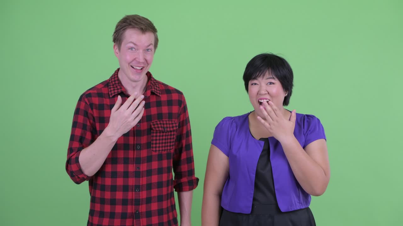 과체중 아시아 여성과 스터 남자가 함께