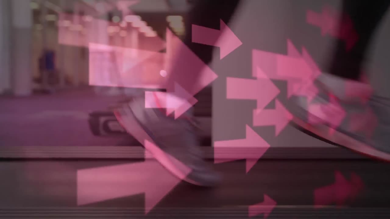 piernas corriendo en un molino de rodadura con flechas