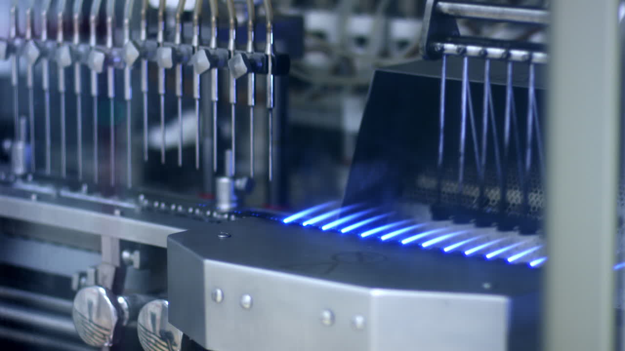 Pharmaceutical vials glass furnace. Medical ampoules manufacturing process