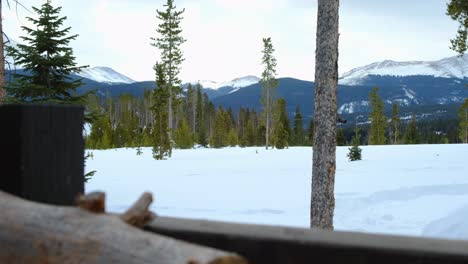 Stapel-Brennholz---Blick-Auf-Die-Bergkette---Breckenridge,-Colorado---Winterszene-In-Den-Bergen---Rechtsschwenk-Gegen-Holzgeländer