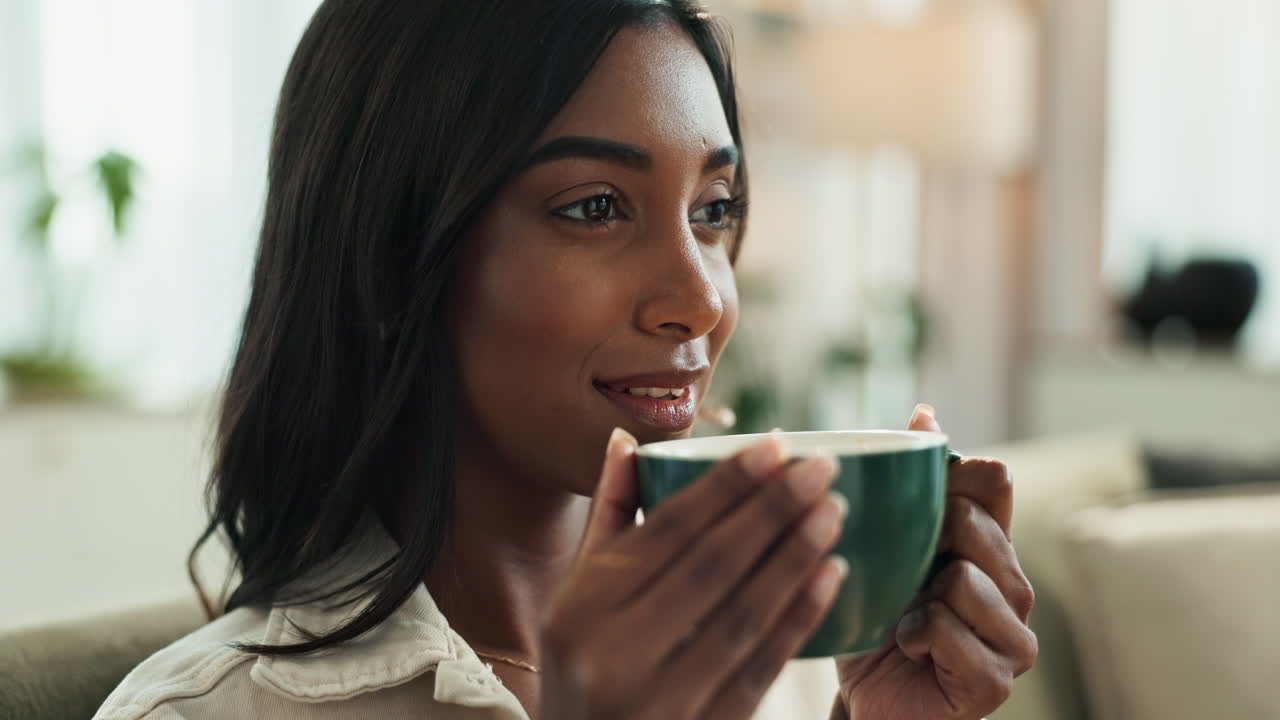 커피 한 잔 을 즐기는 여자