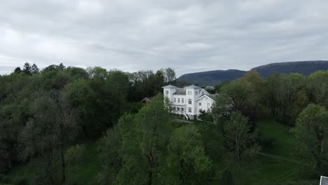 una vista del monasterio de reins kloster en klosterveien, rissa, noruega