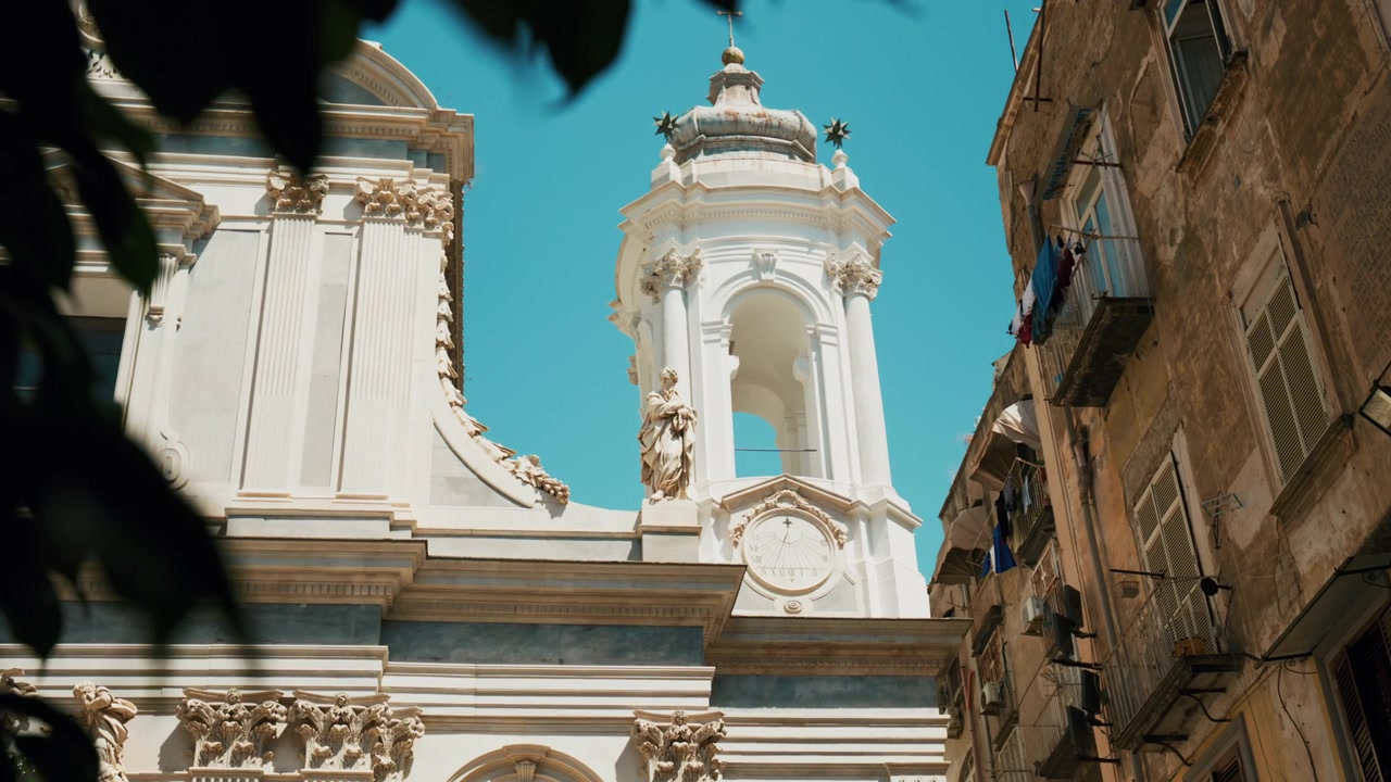Campanile della Chiesa dei Girolamini a Napoli, città italiana
