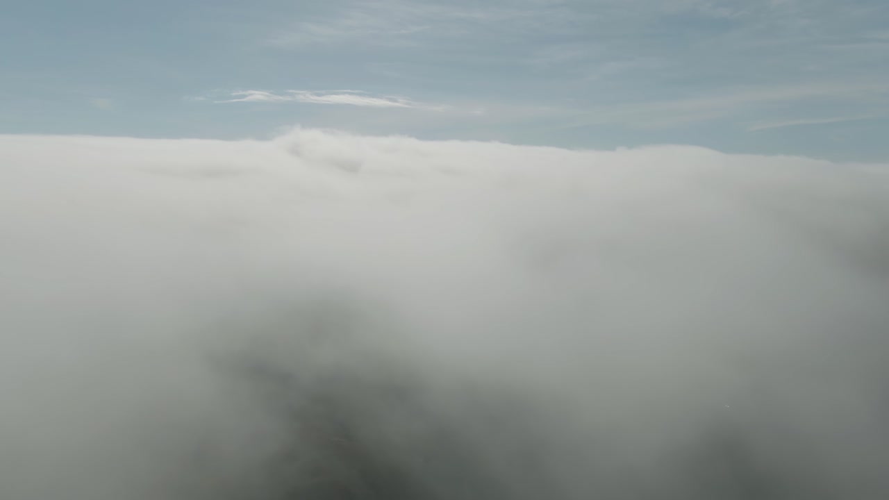 막달렌 섬의 푸른 초원과 숲을 드러내는 움직이는 구름을 통한 공중 비행