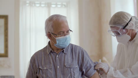 Medium-shot-of-doctor-rolling-up-sleeve-of-shirt-to-patient