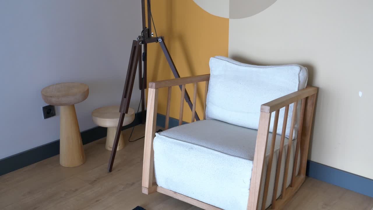 sillón de madera moderno en una esquina elegante de la sala de estar