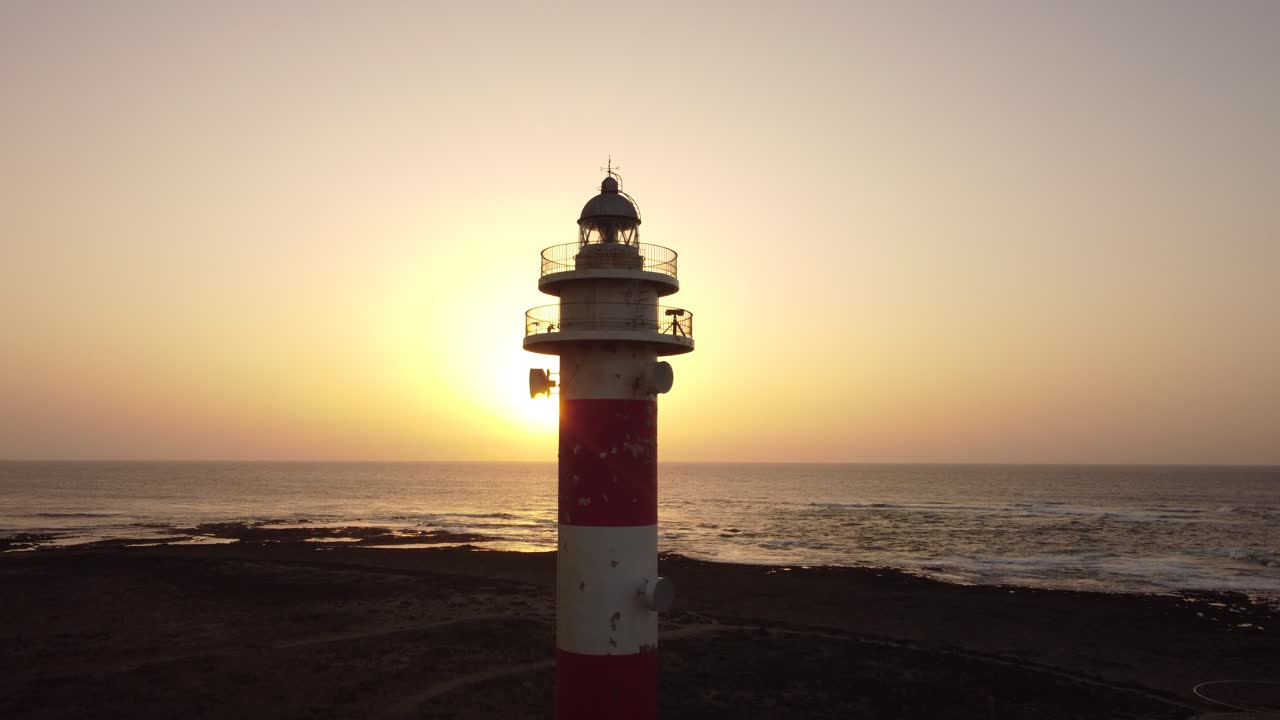 Faro al tramonto