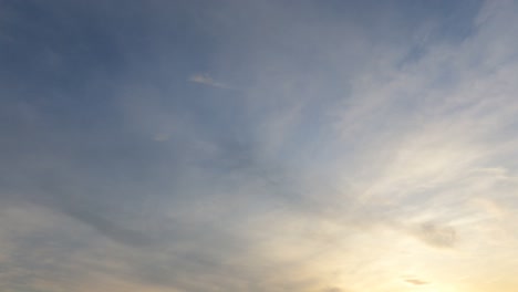 밝은 빛 광선은 극적인 황금 회색 구름을 통해 빛납니다.