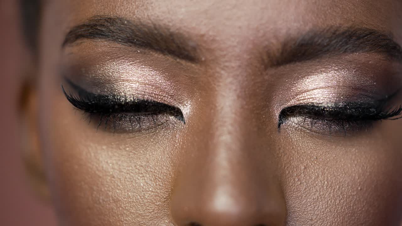 primer plano del maquillaje de los ojos de una mujer