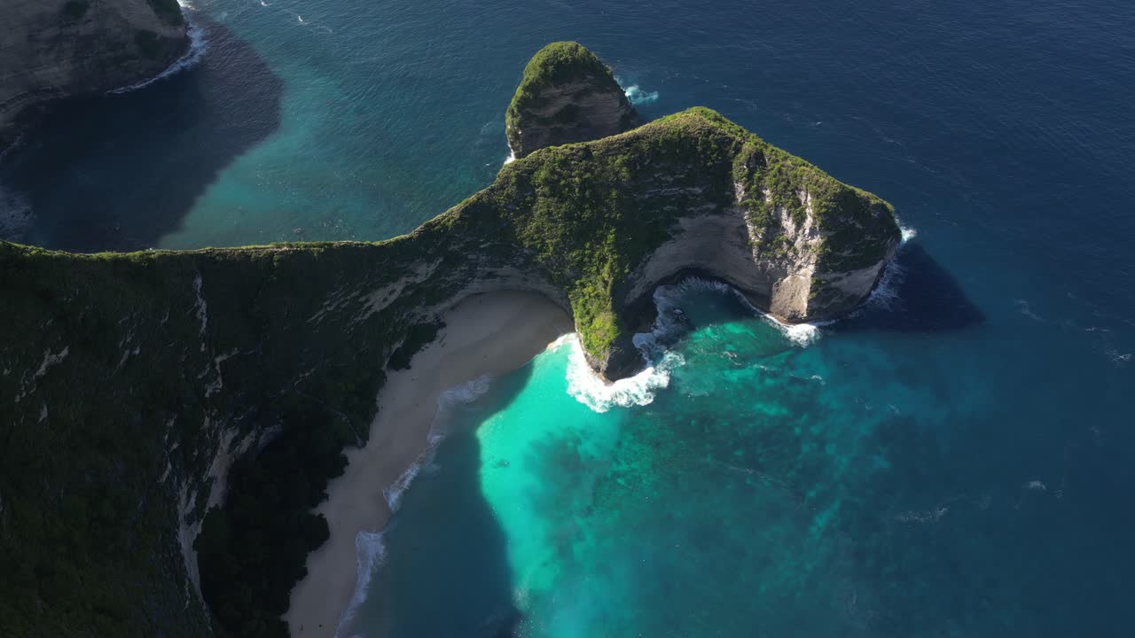vistas aéreas de la emblemática playa de nusa penida cerca de bali, indonesia