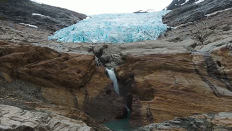 imágenes de drones moviéndose hacia el glaciar svartisen, holandsfjord, noruega, escandinavia, europa