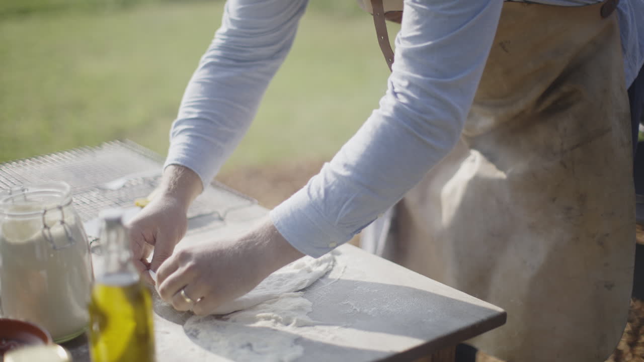 피자 반죽을 만드는 것