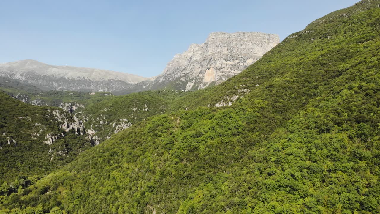 video de drones volando hacia el cañón de vikos gorge día de verano panoramización a la izquierda torres astraka