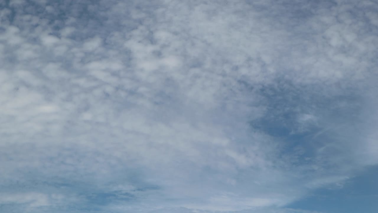 콜롬비아 강을 따라 흐르는 구름을 따라 5 월 아스토리아 오리건의 갑판에서 시간 경과