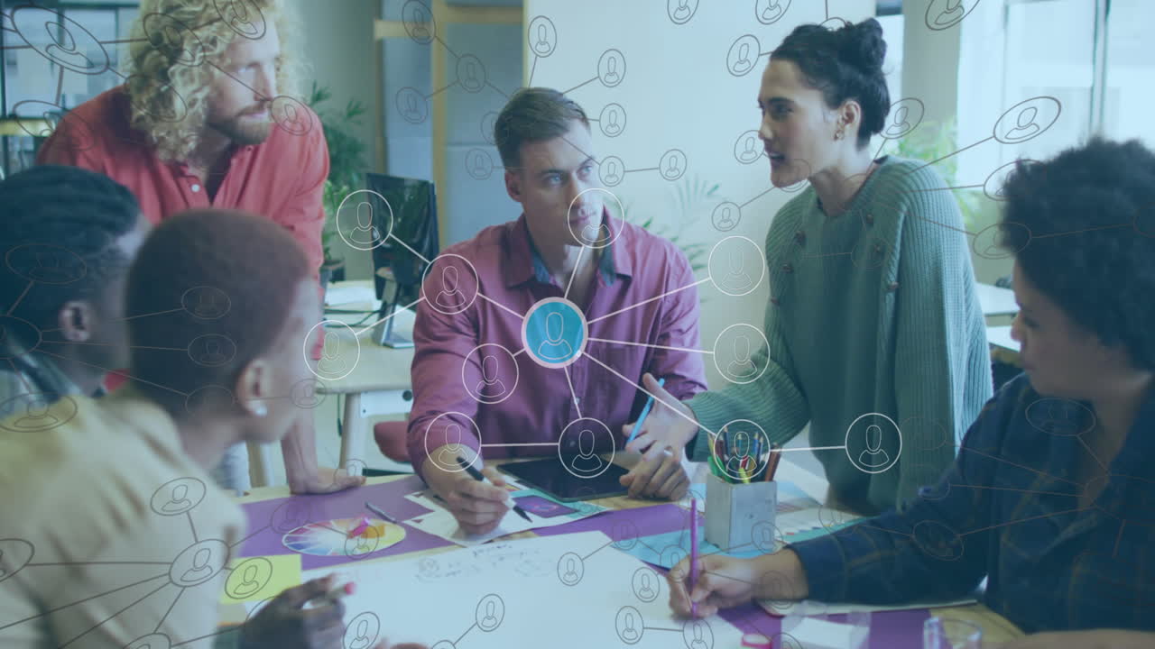 animación de la red con procesamiento de datos sobre diversas personas de negocios que trabajan en la oficina