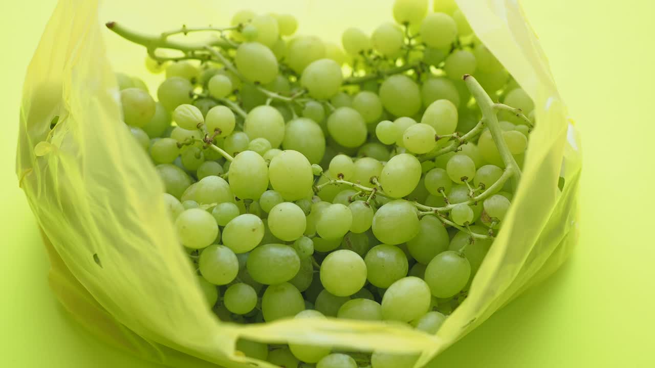 Uvas Verdes em uma Sacola Plástica