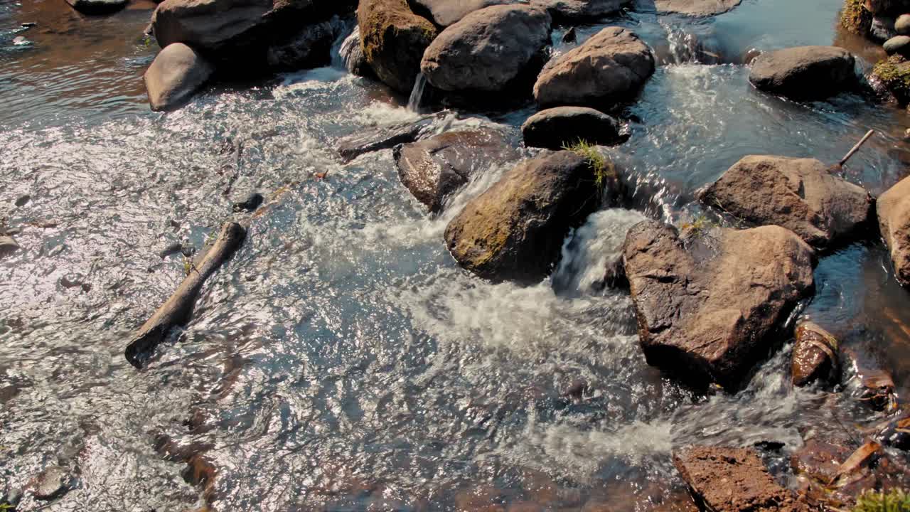 Flusso che scorre sulle rocce
