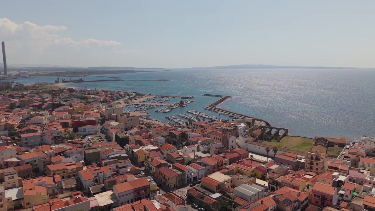 Portoscuso in Sardegna, Italia, che mostra la città costiera e il paesaggio circostante - ripresa con drone