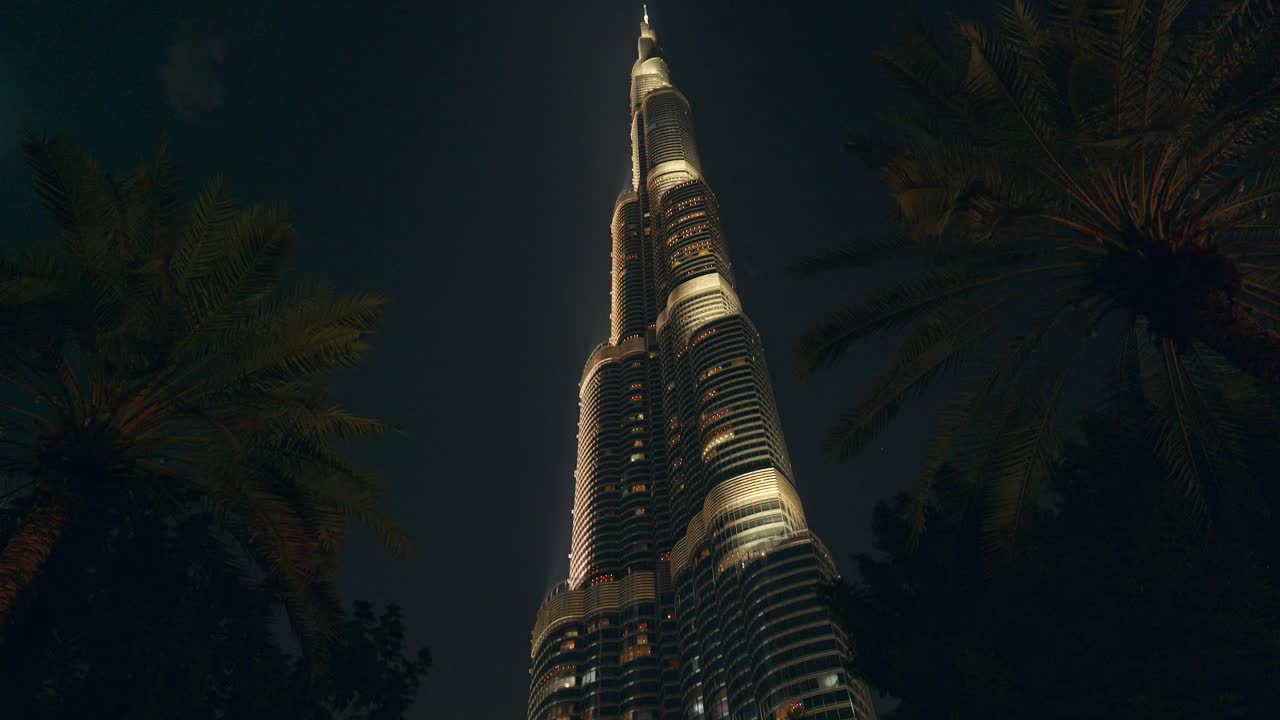 foto inclinada do burj khalifa em um céu nublado, o burj califa é o arranha-céu mais alto do mundo, à noite