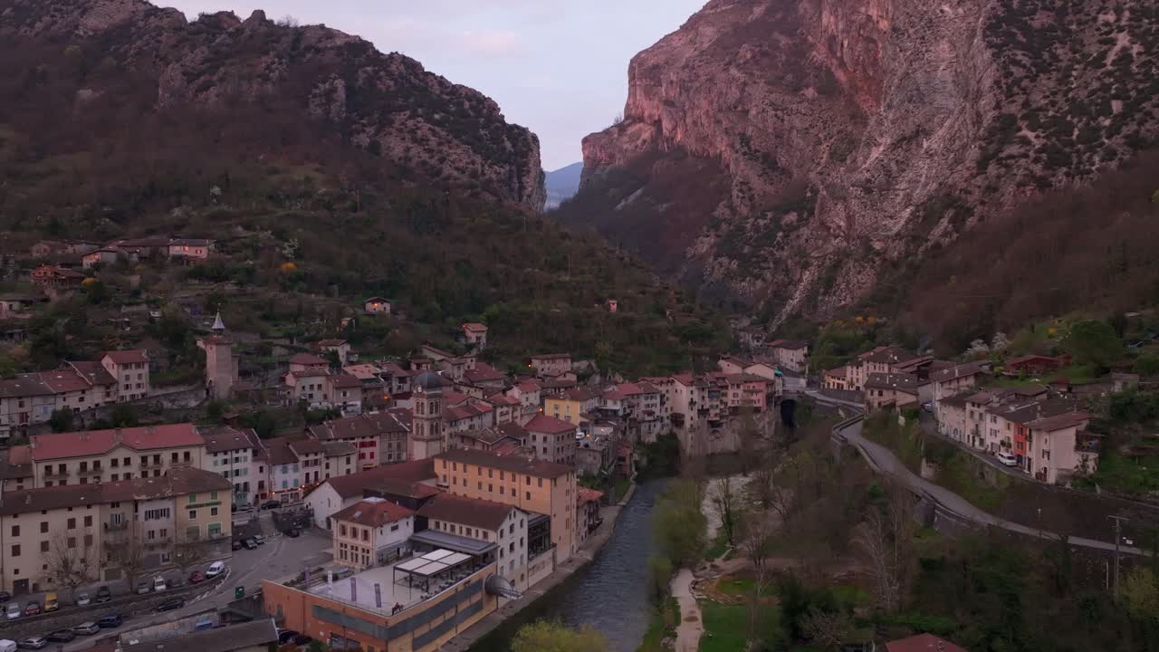 Resplandor del atardecer sobre el pueblo de Pont-en-Royans y el río abajo.