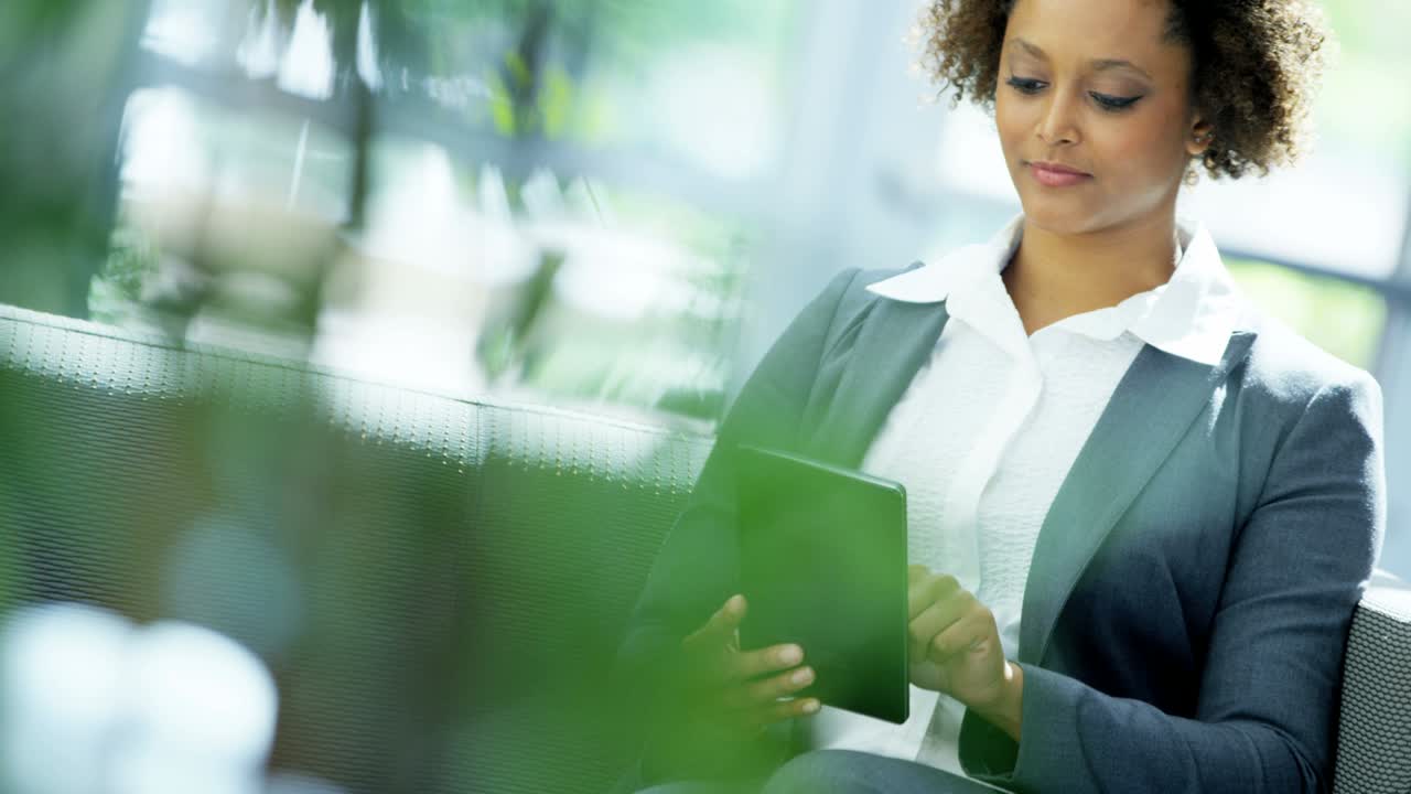 retrato de una joven mujer de negocios caucásica estadounidense usando una tableta inalámbrica