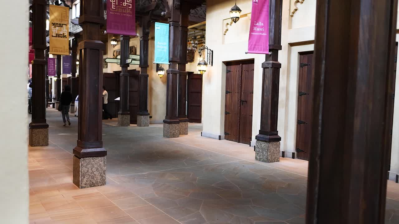 전통적인 두바이 시장을 산책합니다.