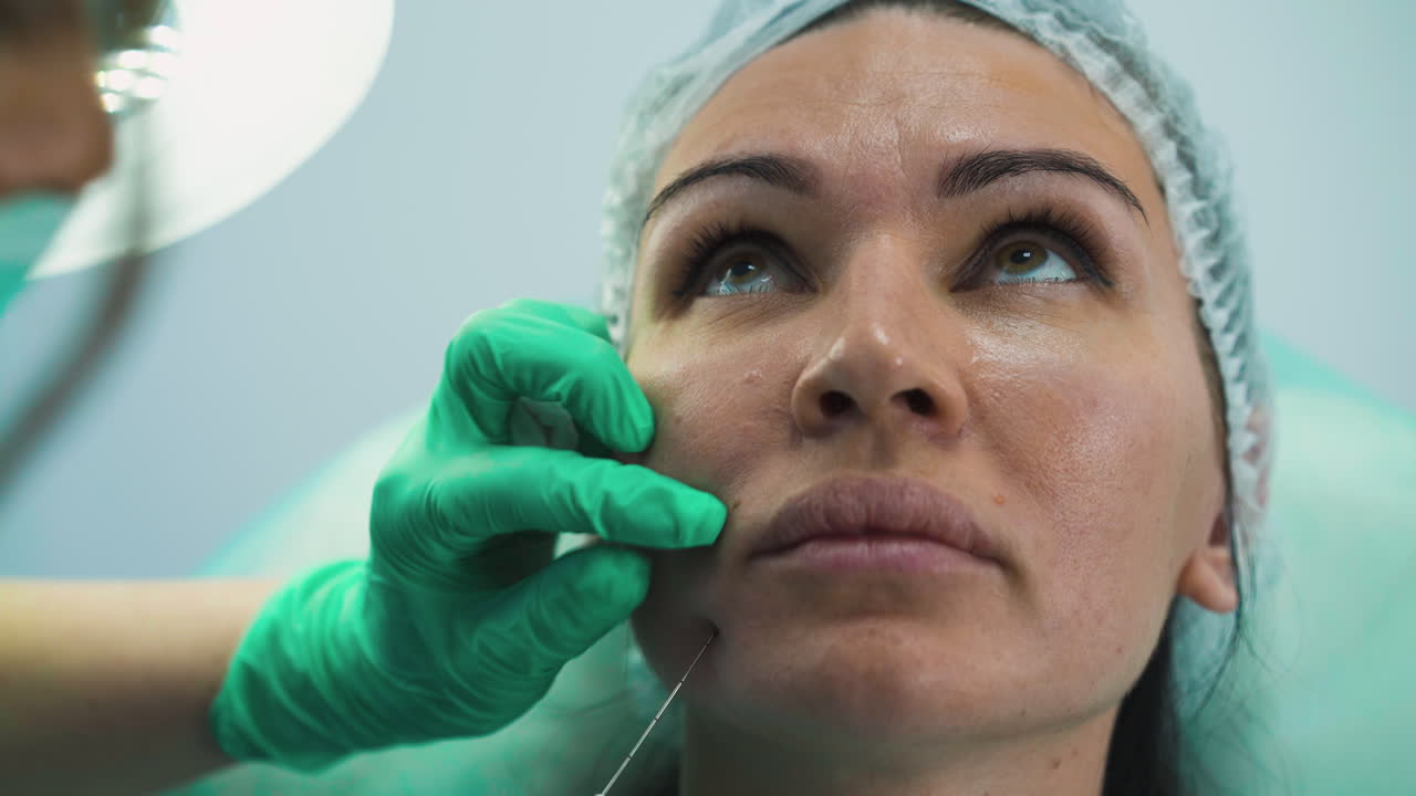 cosmetólogo hace inyección de relleno facial antienvejecimiento a la dama