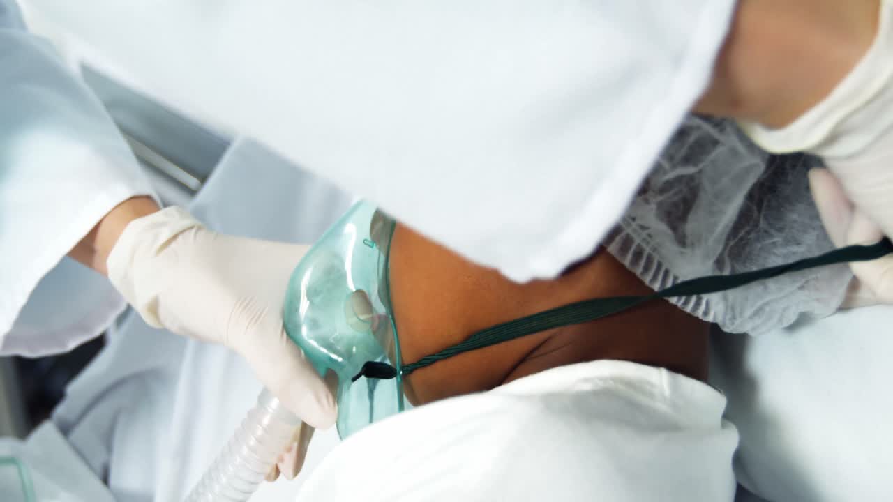 médico examinando a un paciente