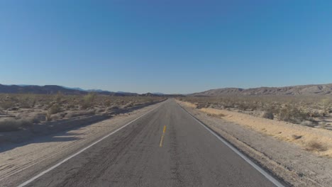 dji phantom 4 pro en el desierto del sur de california en una carretera abierta entre montañas