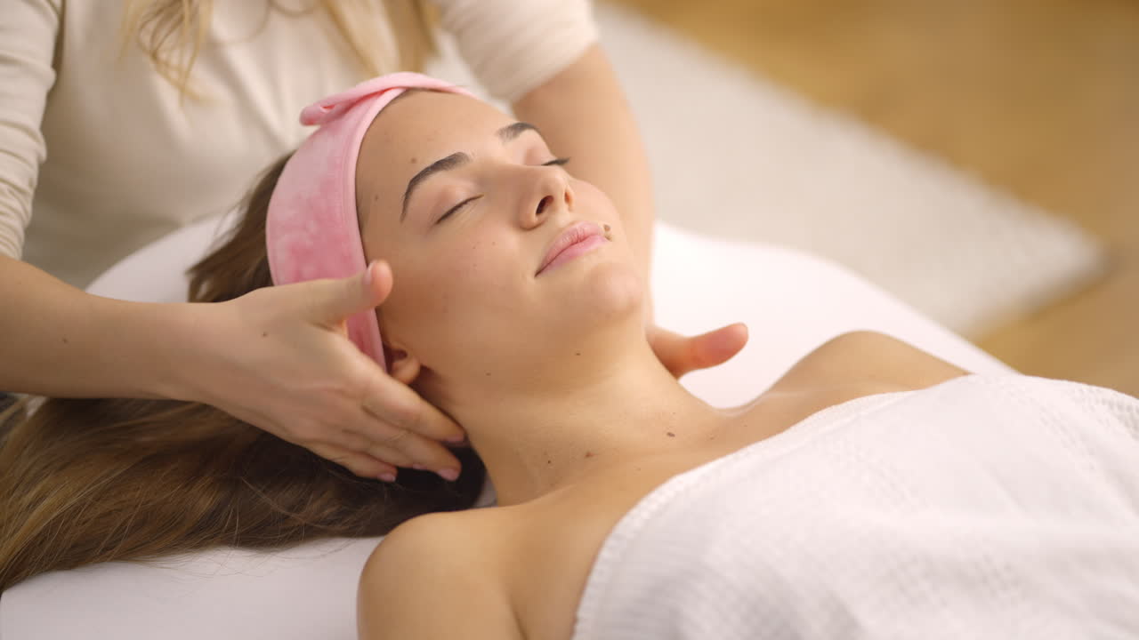 mujer recibiendo un masaje facial