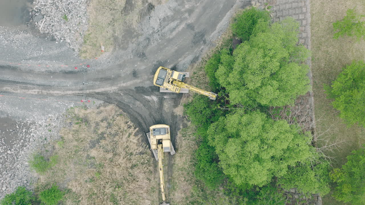 excavadoras de deforestación hidráulica despejaron área en shizuoka, japón
