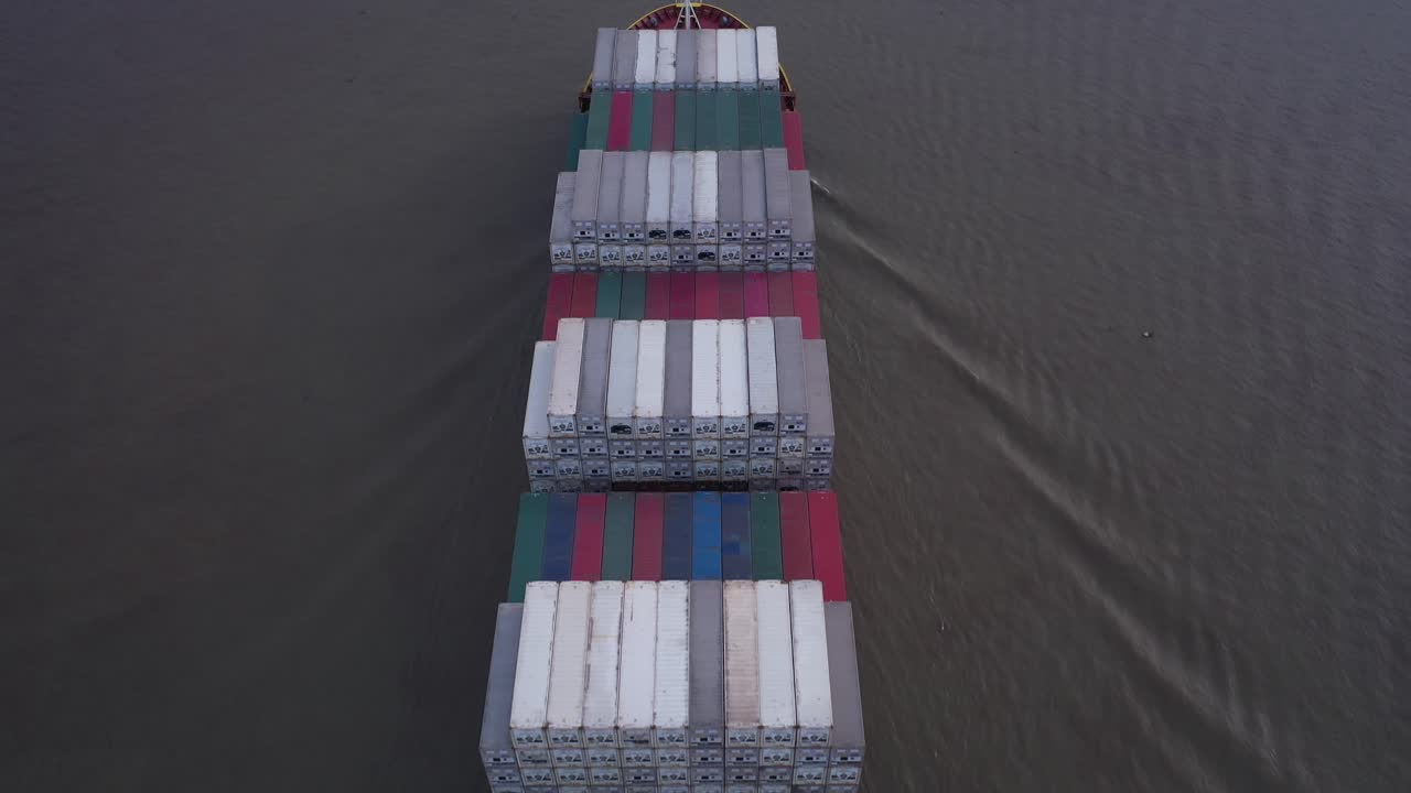 vuelo aéreo sobre un buque portacontenedores muy cargado que navega en el mar en calma