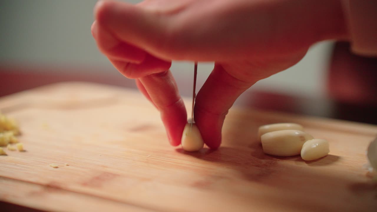 절단판 에 칼 을 사용 하여 손 으로 마늘 어