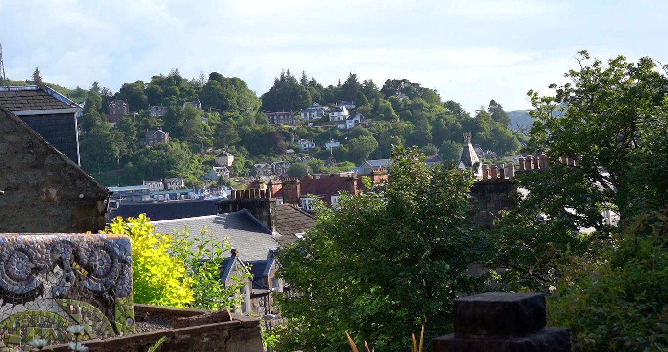 Quartiere di Oban, Scozia, visto dietro gli alberi