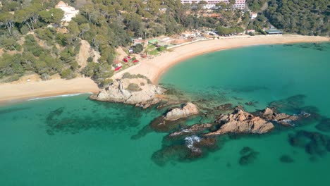 Contempla-La-Majestuosidad-De-Las-Maravillas-Costeras-De-Lloret-De-Mar-A-Través-De-Imágenes-Aéreas,-Capturando-La-Serena-Belleza-De-Santa-Cristina-Y-Cala-Treumal