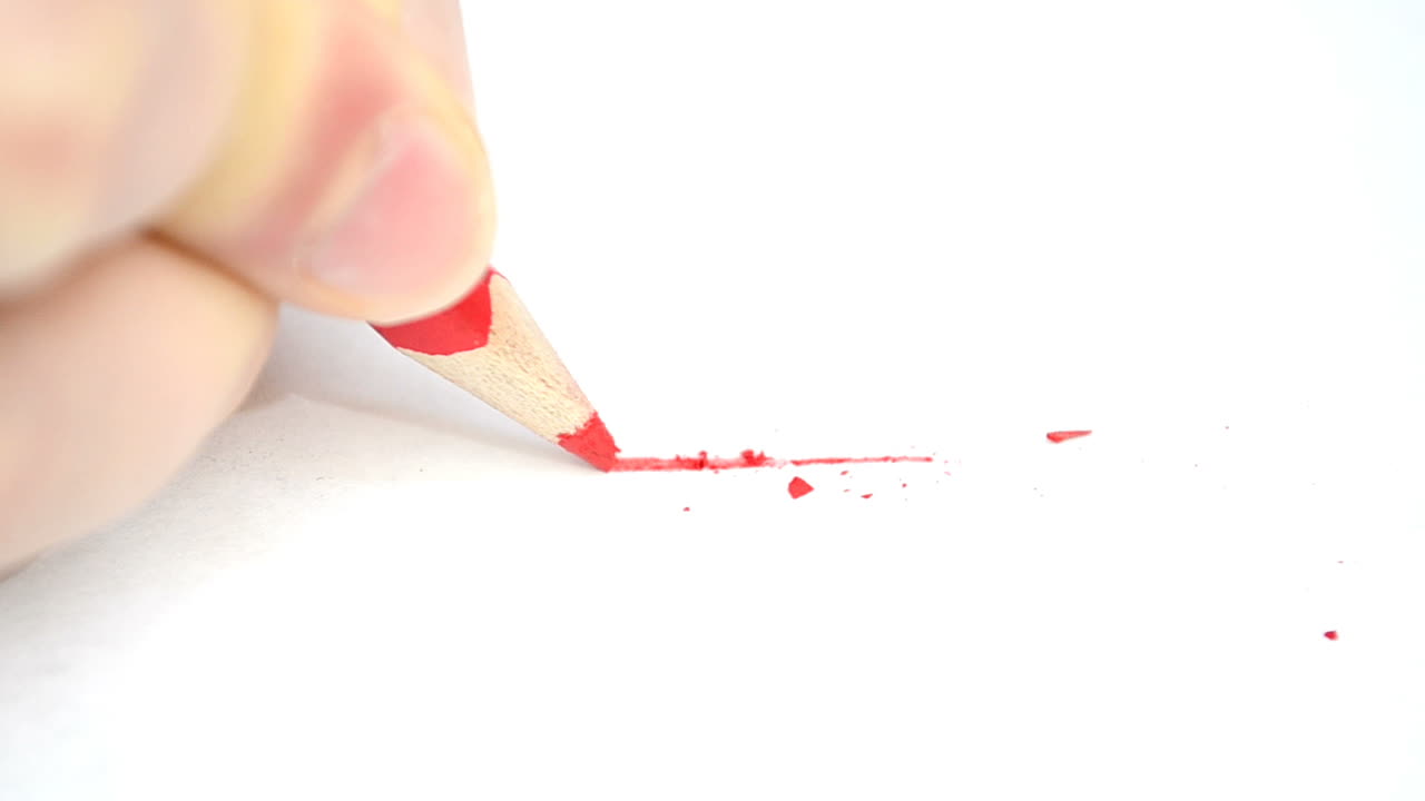 Rompiamo una matita. Matita rossa e carta