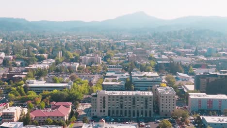 Centro-De-Eugene-Cubierto-De-Humo-En-Un-Día-Brillante,-órbita-De-Drones-A-La-Izquierda,-Oregon