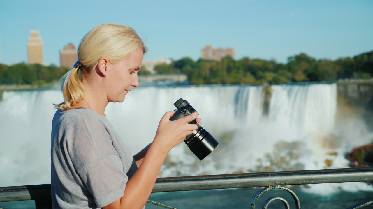 mujer revisa fotos de las cataratas del niágara