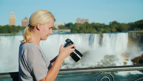 Frau-überprüft-Fotos-Von-Niagarafällen