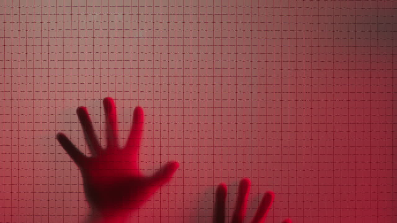 las manos de la persona atrapada se deslizan por la ventana tratando de escapar del concepto de víctima de peligro dramático