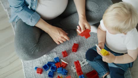 Video-De-Vista-Superior-De-Una-Madre-Jugando-Bloques-De-Juguete-Con-Su-Hijo