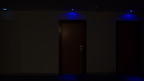 corredor del hotel por la noche