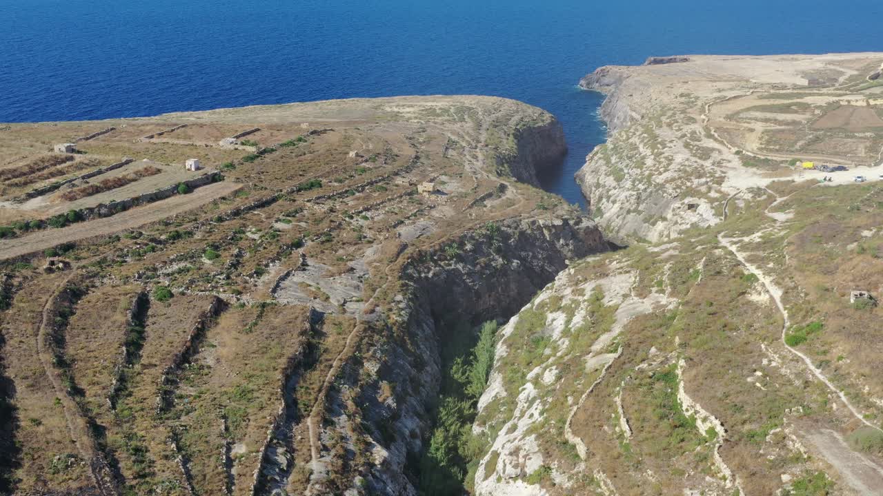 wied il-għasri 계곡 협곡 위로 공중 비행